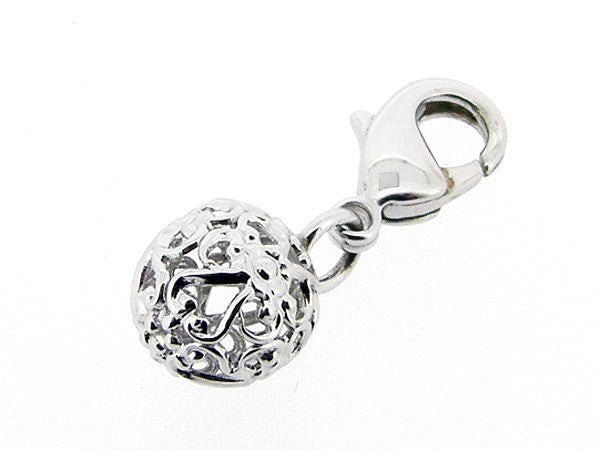 Zilveren bedeltje met filigree bal figuurtje