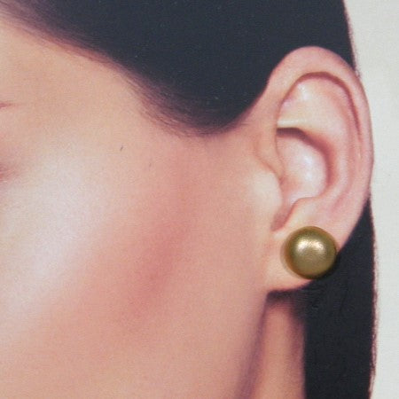 Goud gematteerd rond oorknopje