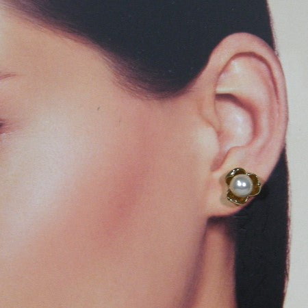 Parel oorsteker gouden bloem met ingelegde parel