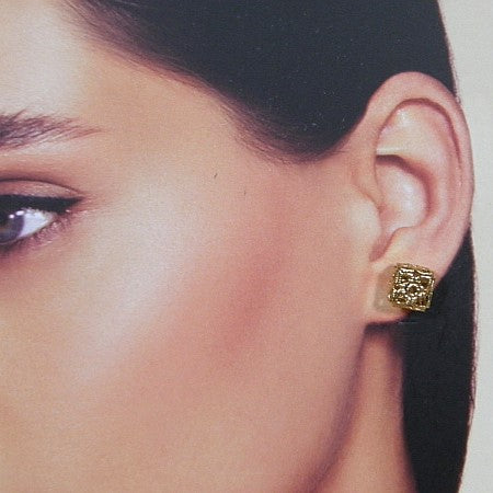 Gouden filigree oorknopje