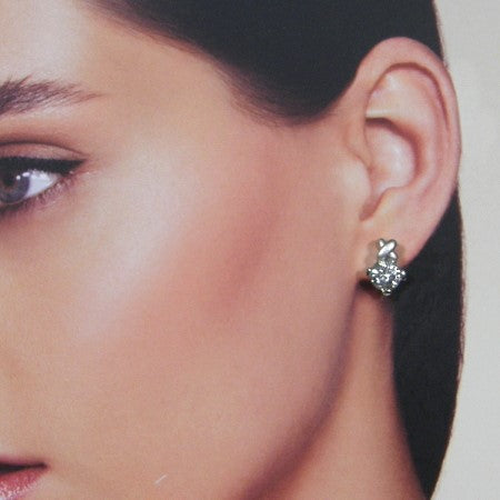 Zilveren gematteerde oorsteker met diamant geslepen zirconia steen