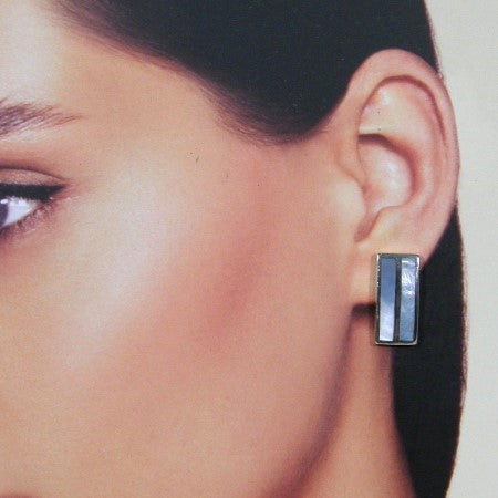 Zilveren oorsteker met ingelegde blauwe parelmoer