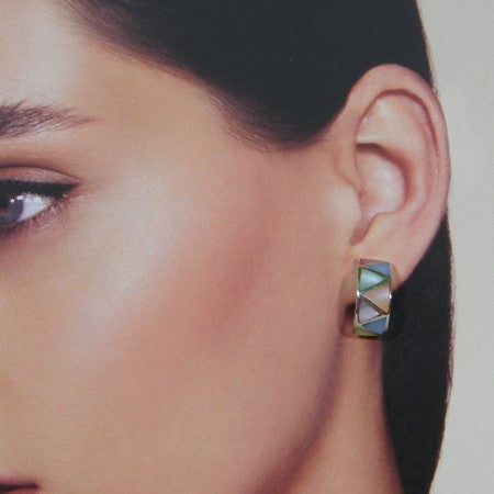 Zilveren oorsteker met ingelegd gekleurde parelmoer