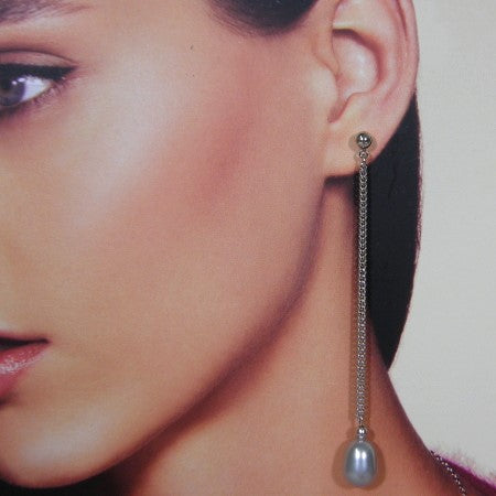 Parel oorhanger met grijze zoetwater parel