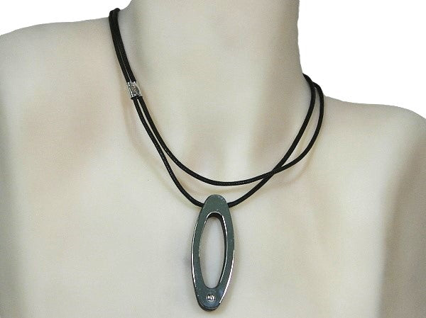 Makuti collier met hanger van edelstaal ingelegd met een 0.01ct diamant en parelmoer.