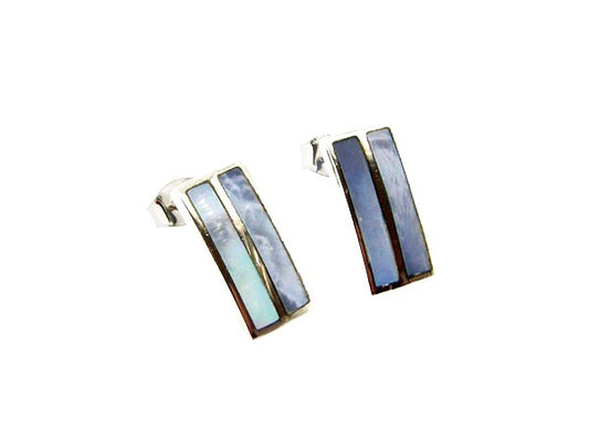 Zilveren oorsteker met ingelegde blauwe parelmoer