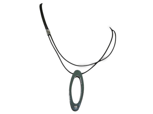 mijnsieradenshop.com damesketting met ovale edelstalen hanger, ebbenhout en een subtiele diamant op een zwart koord