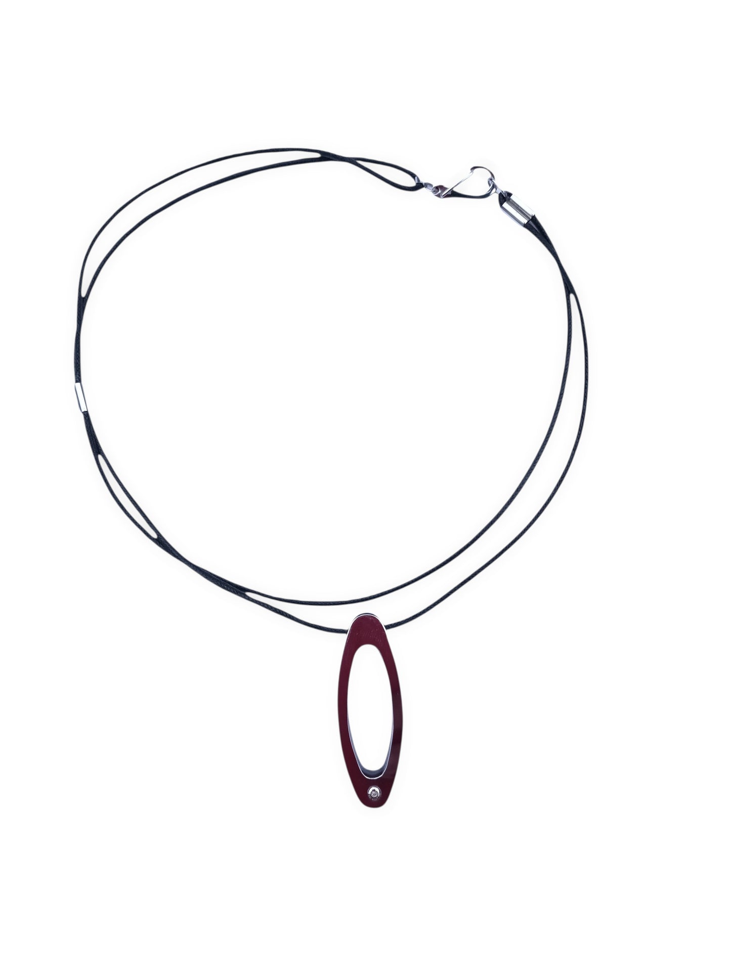 mijnsieradenshop.com damesketting met ovale ebbenhouten hanger, edelstaal en een subtiele diamant op een zwarte koord