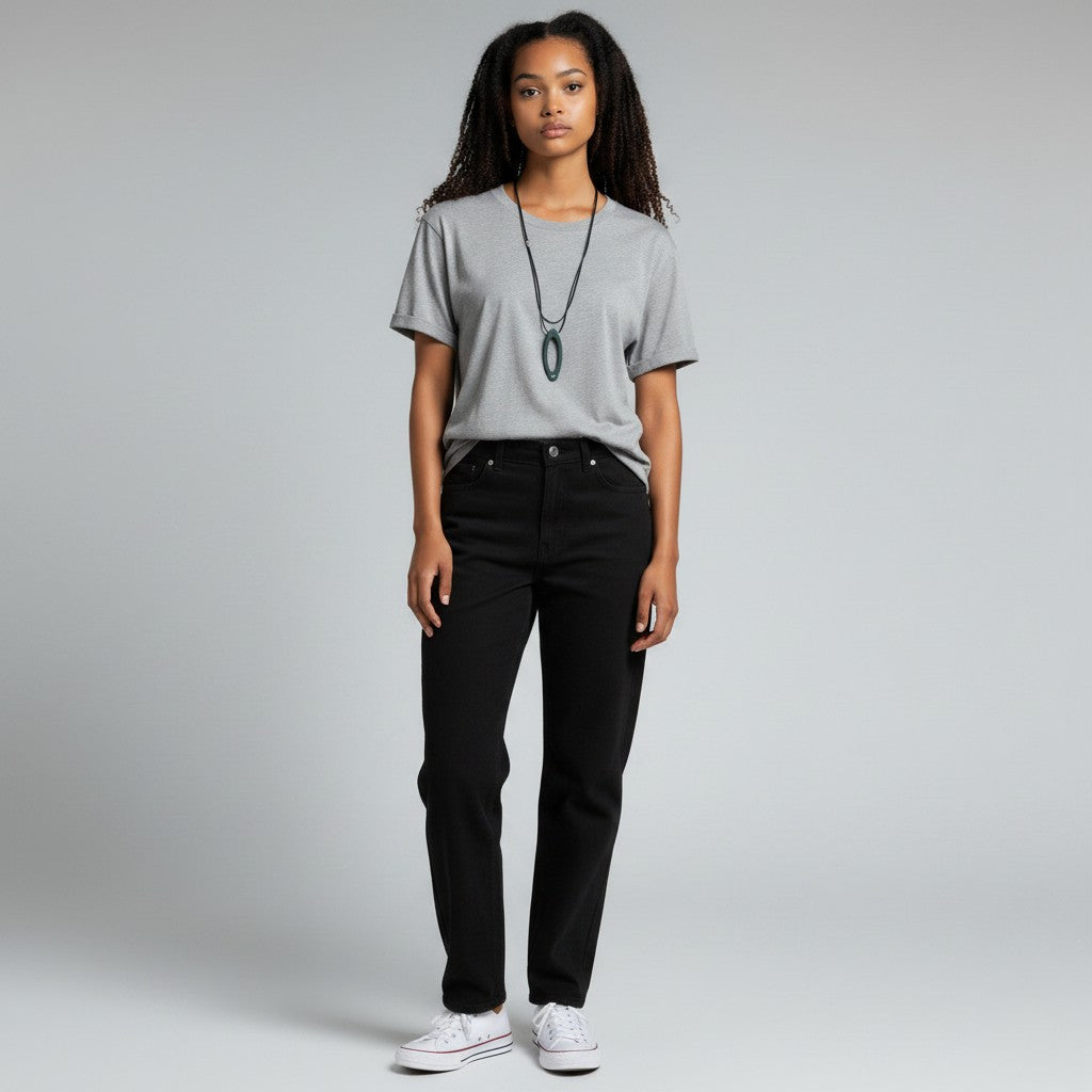 Model draagt een mijnsieradenshop.com collier met ovale ebbenhouten hanger, edelstaal en diamant op een grijs shirt.