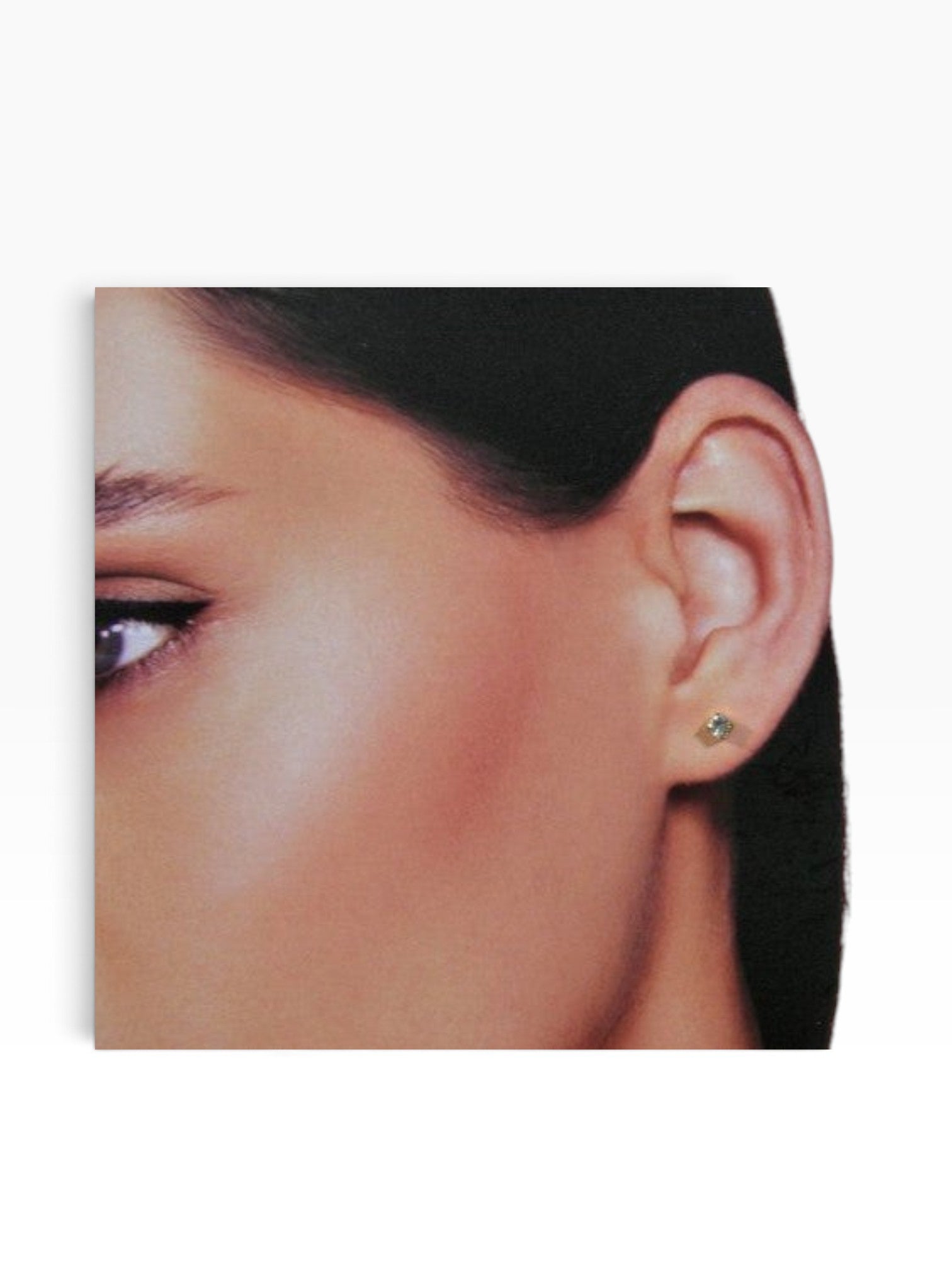 mijnsieradenshop.com gold mini stud earring with a 3mm Swarovski crystal worn on a model ear